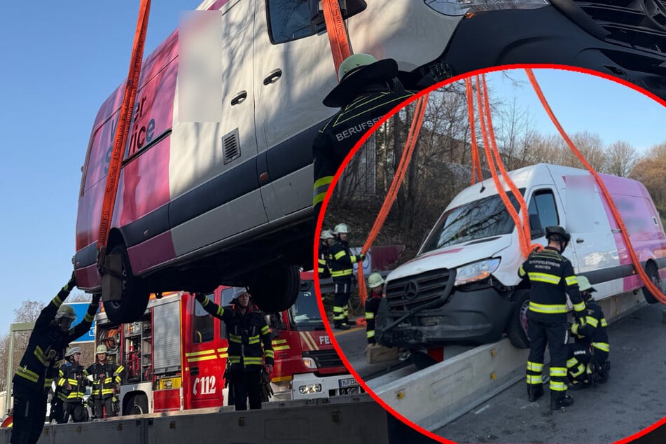 Unfall A96: Unfall auf A96: Kleintransporter hängt auf der Mittelleitplanke fest