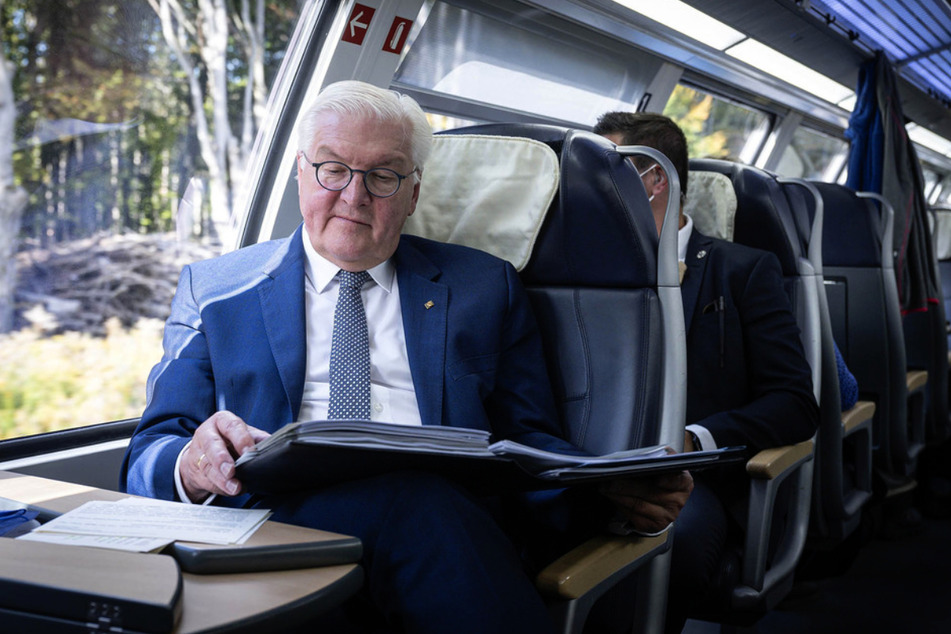 Bundespräsident Frank-Walter Steinmeier (66, SPD) fährt klimafreundlich mit der Bahn nach Neustrelitz.