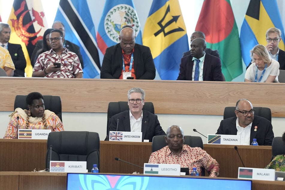 Britain's Prime Minister Keir Starmer (c.) attends an Executive Session of the Commonwealth Heads of Government Meeting in Samoa.