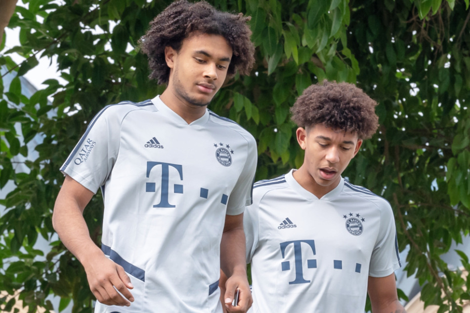 Joshua Zirkzee (18, l.) und Chris Richards (20, r.) waren mit dem FC Bayern München im Winter im Trainingslager in Doha (Katar) zu Gast.