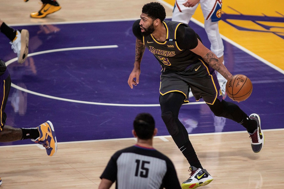 Anthony Davis of Lakers drives the ball down court during the 93-89 win over the Nuggets.