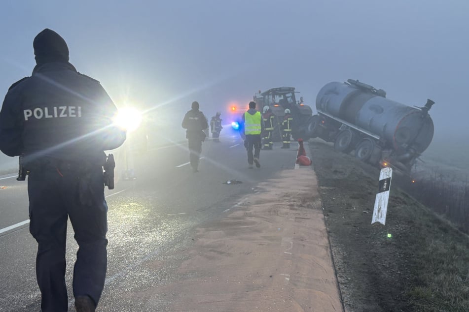 Bei dichtem Neben sind ein Traktor und mehrere Autos auf der B470 kollidiert.