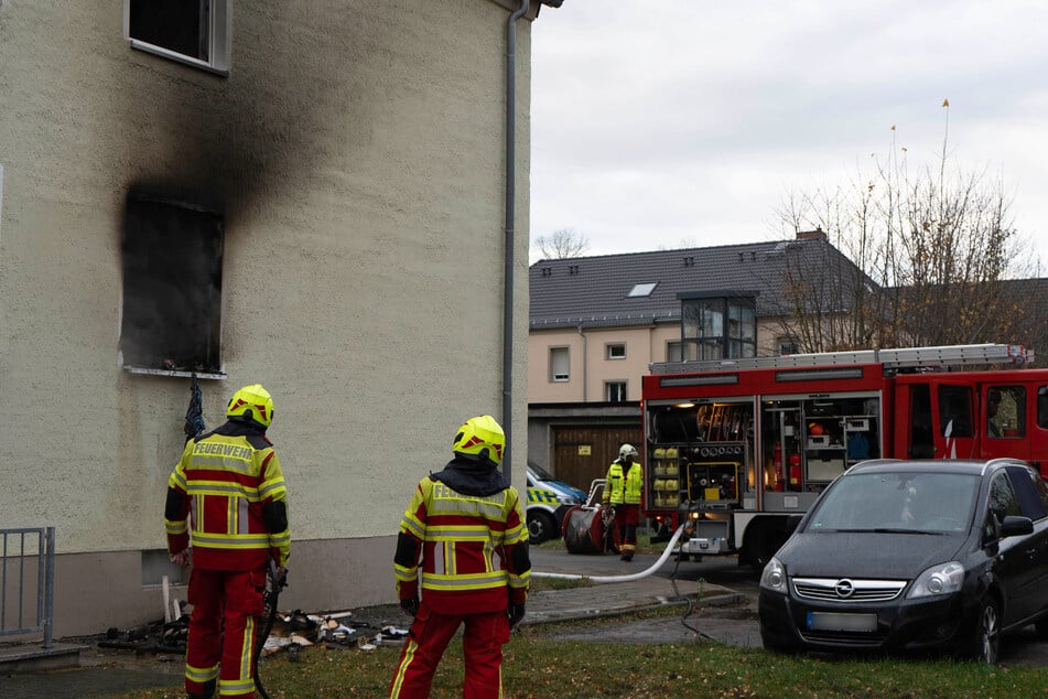 Dunkler Rauch zog aus einem Fenster dieses Hauses in Bitterfeld-Wolfen.