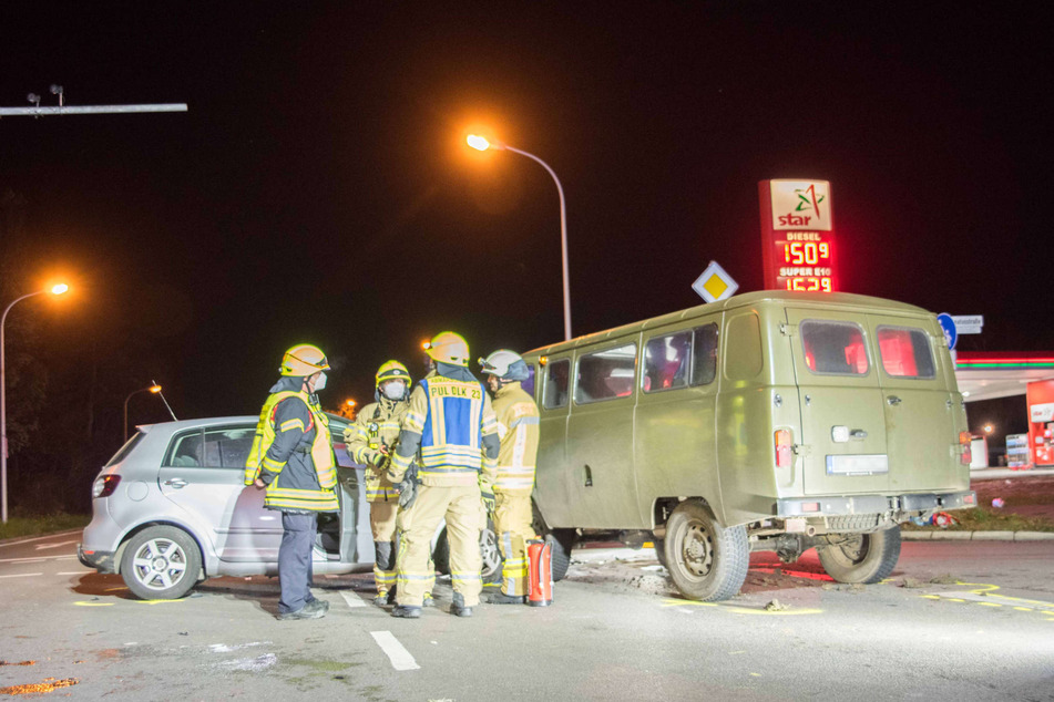 Die beiden Wagen wurden nach dem Unfall an einer Kreuzung in Pulheim abgeschleppt. Die Polizei schätzte den Schaden auf mehrere 10.000 Euro.