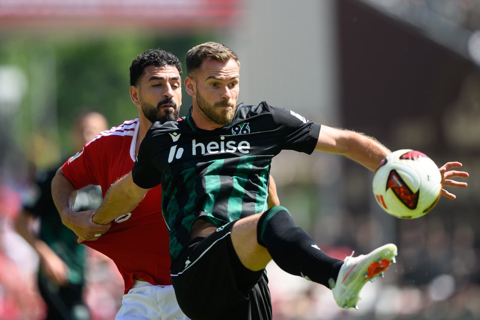 Energies Tolcay Cigerci (l.) nd Hannovers Benjamin Källman schenken sich nichts.