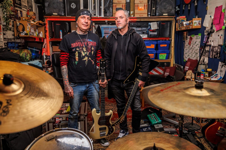 Robert (48, l.) und Tobi (43) von der Band "Generation Breakdown" wollen mit ihrem neuen Musikvideo "ein bisschen" provozieren.