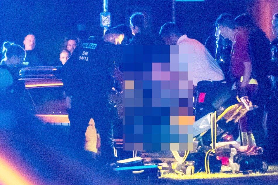 Rettungssanitäter kümmern sich um den schwer verletzten Jungen (10).