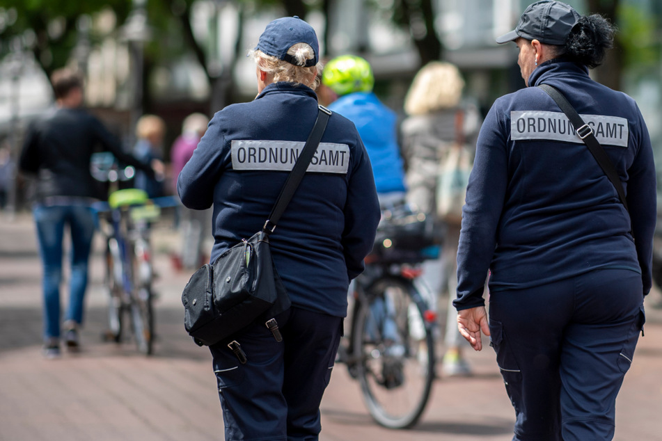 Zwei Mitarbeiterinnen vom Ordnungsamt auf Patrouille in Gütersloh. Künftig sollen Corona-Beschränkungen lokaler ausfallen. (Archivbild)