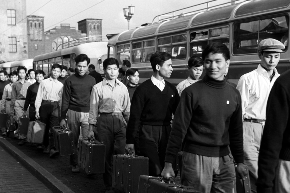 Vertragsarbeiter aus Vietnam treffen im Jahr 1973 am Ostbahnhof in Ost-Berlin ein.