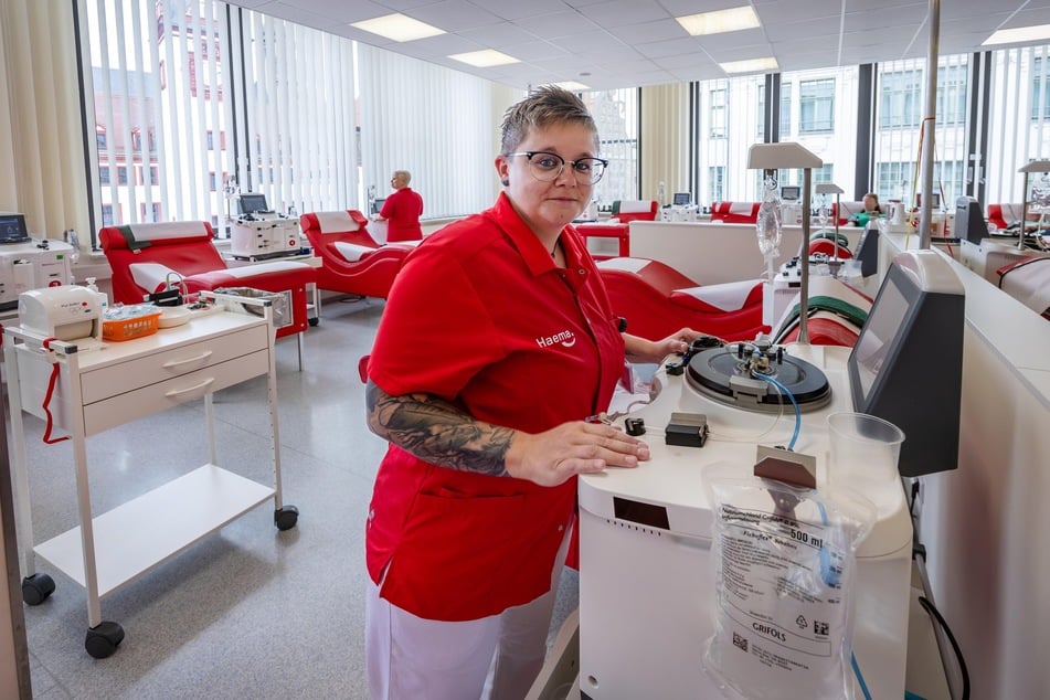 Mitarbeiterin Kathleen Buchmann (37) bereitet eine Maschine im Spendenraum vor. Doch viele Liegen bleiben aktuell leer.