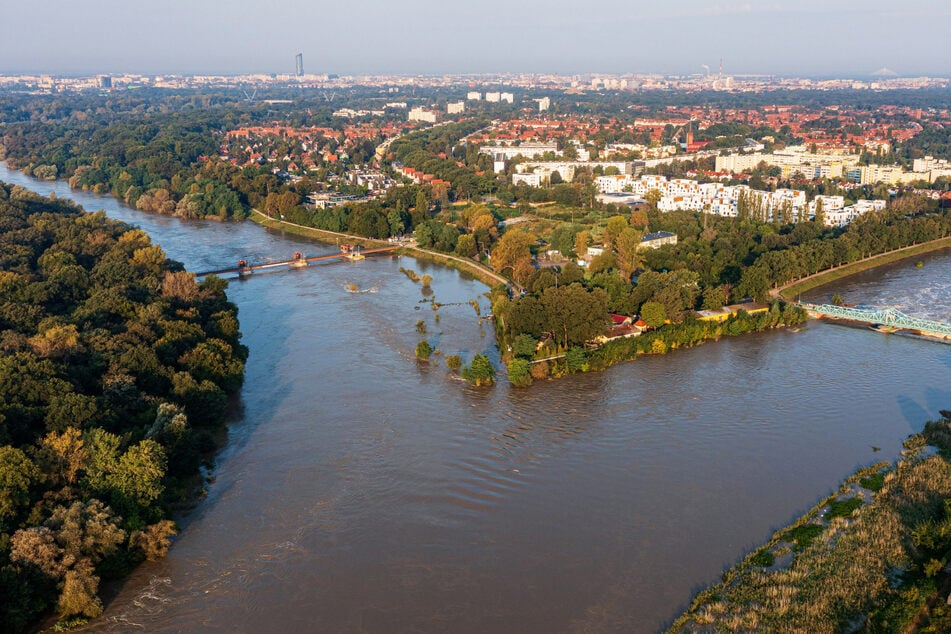 In Polen ist die Hochwassersituation noch nicht ausgestanden. Eine Drohnenaufnahme zeigt den enormen Wasserstand nahe Breslau.