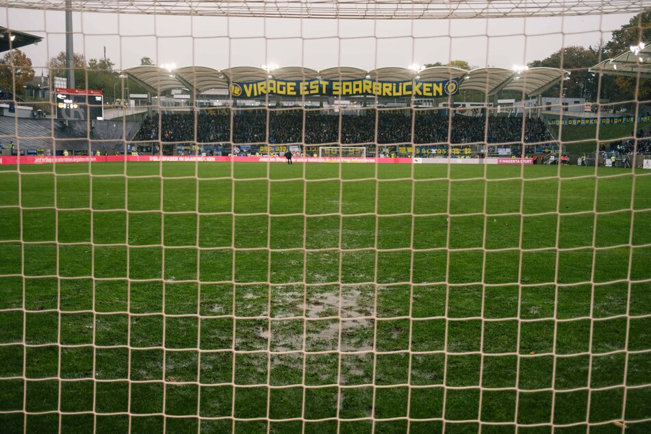Nach Regenfällen hat sich das Ludwigsparkstadion in Saarbrücken in ein Pfützen-Feld verwandelt.