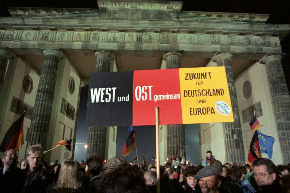 Rund eine Million Menschen feiern in der Nacht des 3.10.1990 in Berlin die wiedergewonnene deutsche Einheit. 30 Jahre später sieht die Regierung noch immer große Unterschiede zwischen Ost und West. (Archivbild)