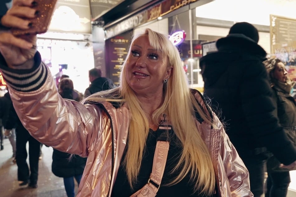 Kitty macht Werbung für sich.