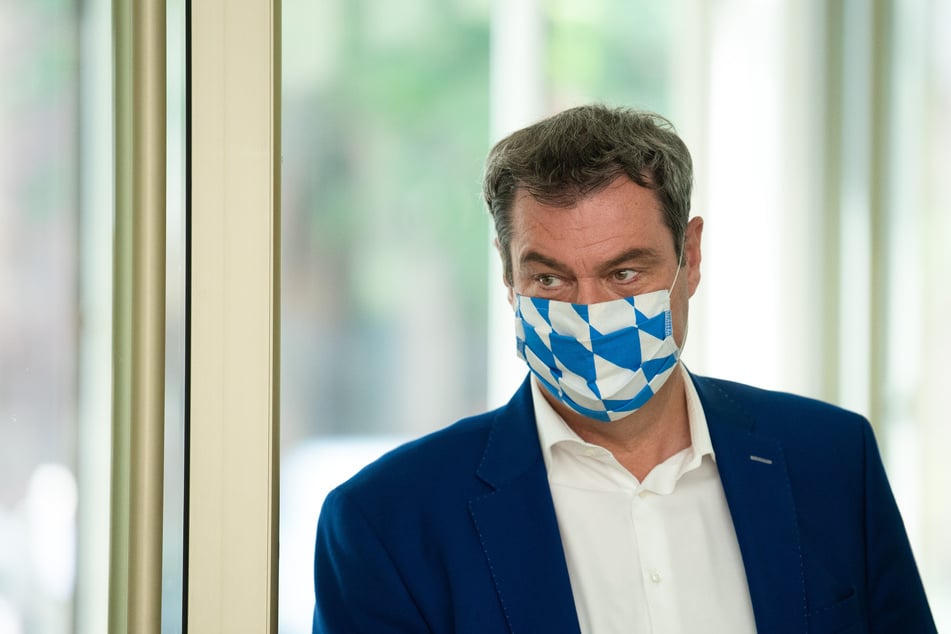 Der bayerische Ministerpräsident Markus Söder (CSU) kommt zur Pressekonferenz im Anschluss der außerplanmäßigen Videokonferenz des bayerischen Kabinetts.