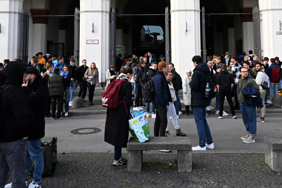 Die Studenten warteten vor dem Hauptgebäude der Ludwig-Maximilians-Universität, der 18-Jährige wurde von der Polizei festgenommen.