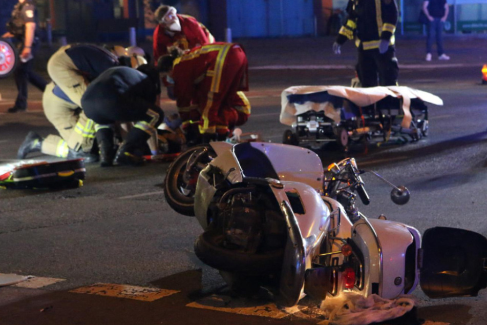 Rettungskräfte kümmern sich um eine verletzte Person.