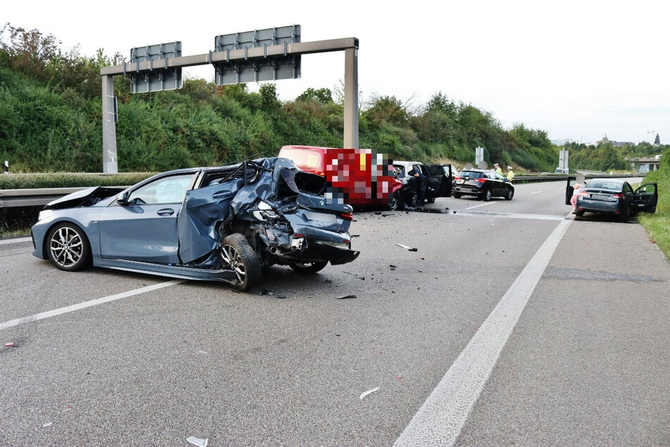 Ein einziges Trümmerfeld bot sich den Rettungskräften auf der B14 bei Fellbach.