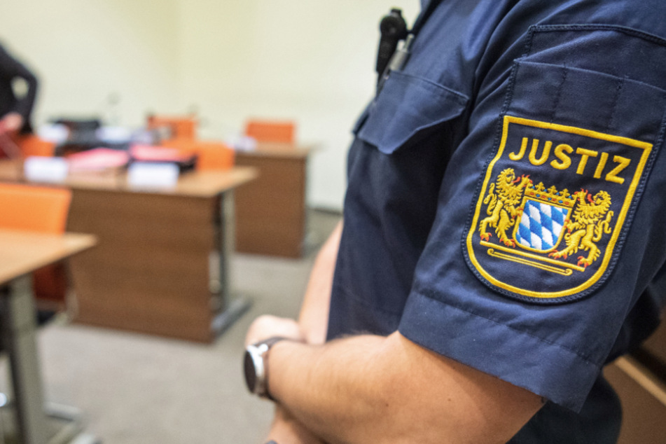 Weil er eine 80-Jährige ermordet haben soll, muss sich ein 27-jähriger Mann vor dem Landgericht Ingolstadt verantworten. (Symbolbild)
