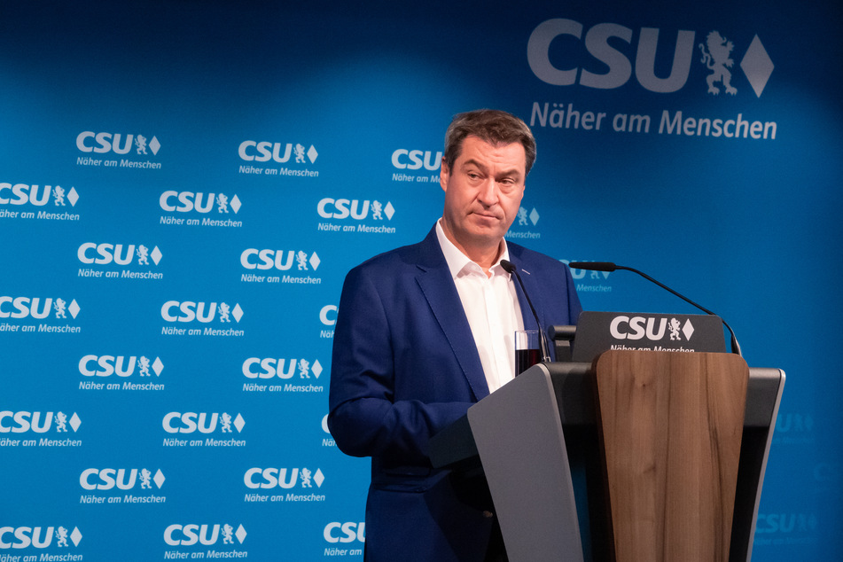 Markus Söder (CSU), Parteivorsitzender und Ministerpräsident von Bayern, gibt vor Beginn der CSU-Vorstandssitzung ein Pressestatement in der Parteizentrale.