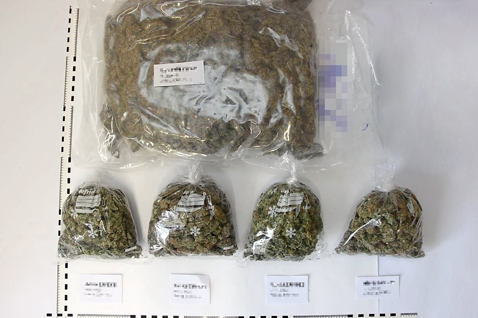 Insgesamt stellten die Polizisten mehrere Kilogramm Marihuana im Wert von fast 40.000 Euro sicher.