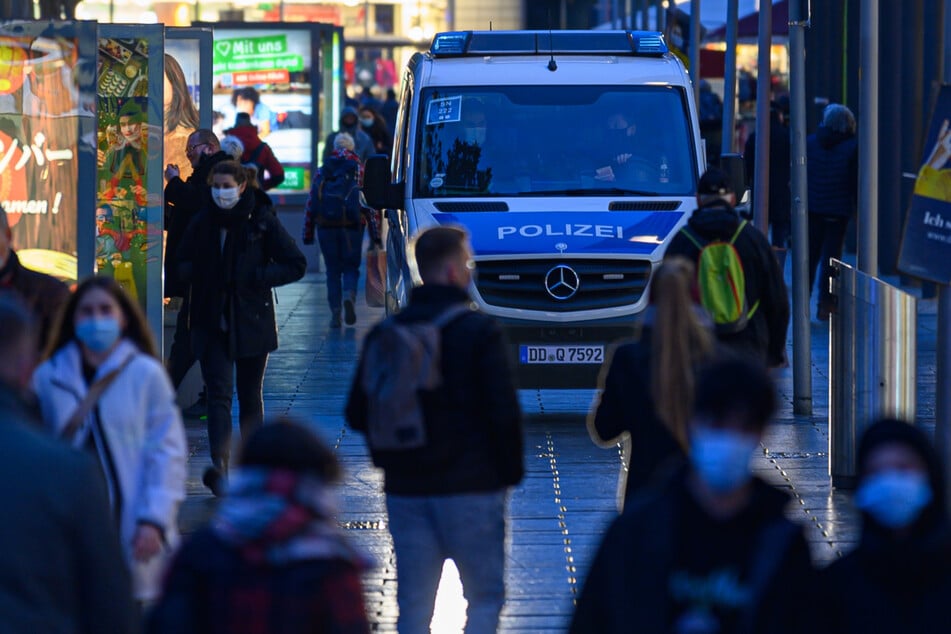 Dresden: 17-Jähriger von zehnköpfiger Gruppe auf Prager Straße beraubt und verletzt