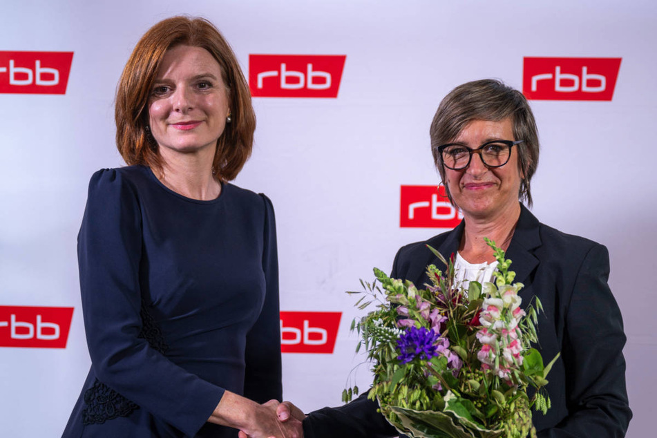 rbb-Interims-Intendantin Katrin Vernau (l., beide 50) gratuliert ihrer Nachfolgerin Ulrike Demmer zur Wahl.
