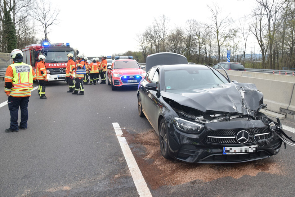 Mercedes und Reisebus kollidieren auf A5 bei Heidelberg: Ein Verletzter