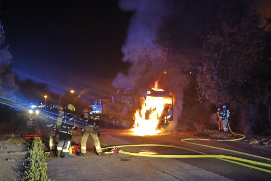 Durch das Feuer soll ein Schaden im sechsstelligen Bereich entstanden sein.