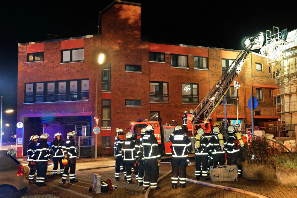 Am späten Montagabend brannte es auf dem Dach eines Gebäudes in Hamburg-Lohbrügge. Die Feuerwehr war im Großeinsatz.