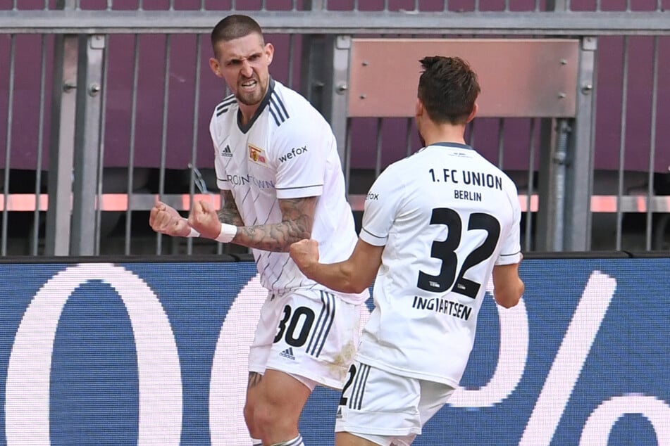 Robert Andrich (r.) bejubelt mit Torschütze Marcus Ingvartsen den Treffer zum 1:1. Durch das Remis beim FC Bayern haben die Eisernen die 40-Punkte-Marke erreicht.