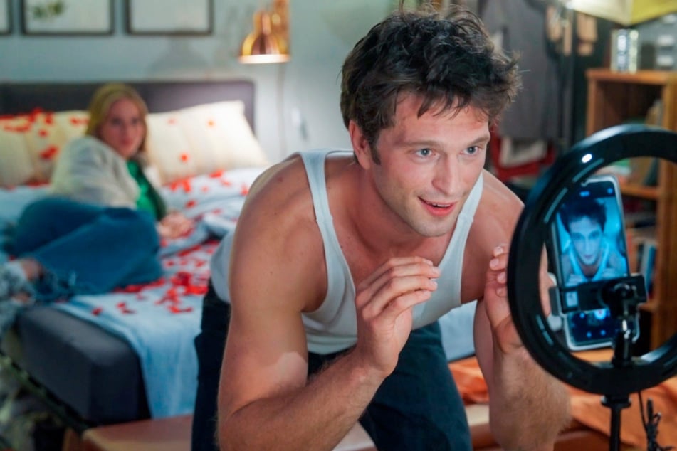 Jonas bekommt ein lukratives Angebot, als Influencer ein Werbe-Video für Pralinen mit seiner Freundin zu drehen. Toni hat keine Lust, also dreht Jonas kurzerhand mit Bella (Alessia Mazzola, 25).