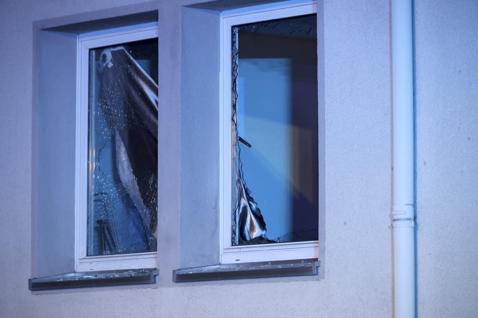 Durch die Explosion wurden die Fenster der Wohnung zerstört.
