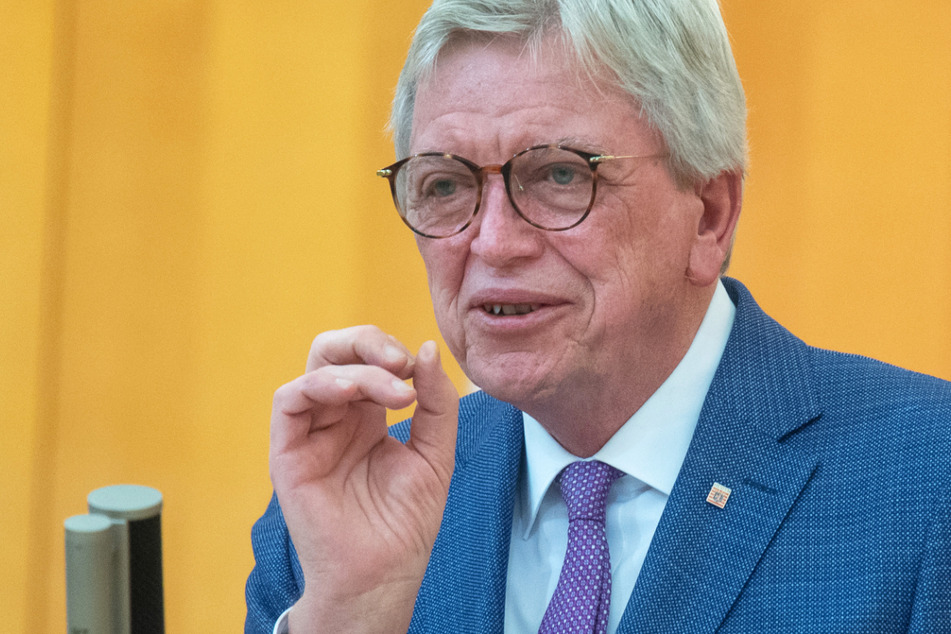 Volker Bouffier (70, CDU), der Ministerpräsident von Hessen, ist in Sorge, da er eine weitere Radikalisierung der Querdenker und anderer Kritiker der Corona-Maßnahmen befürchtet.