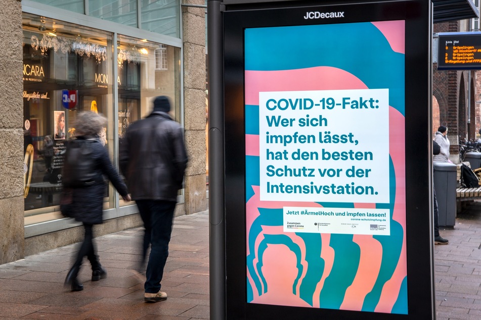 An einer Bushaltestelle in der Bremer Innenstadt wird über die Covid-19-Impfung informiert.