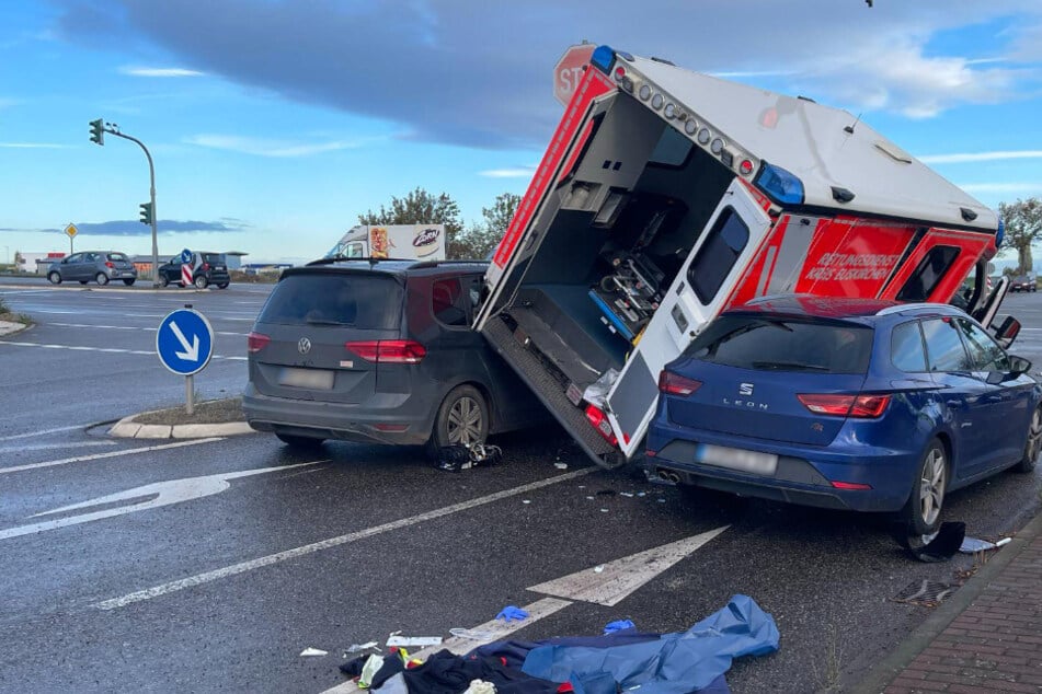 Der Krankenwagen knallte durch den Unfall in zwei an einer Ampel wartenden Fahrzeuge.