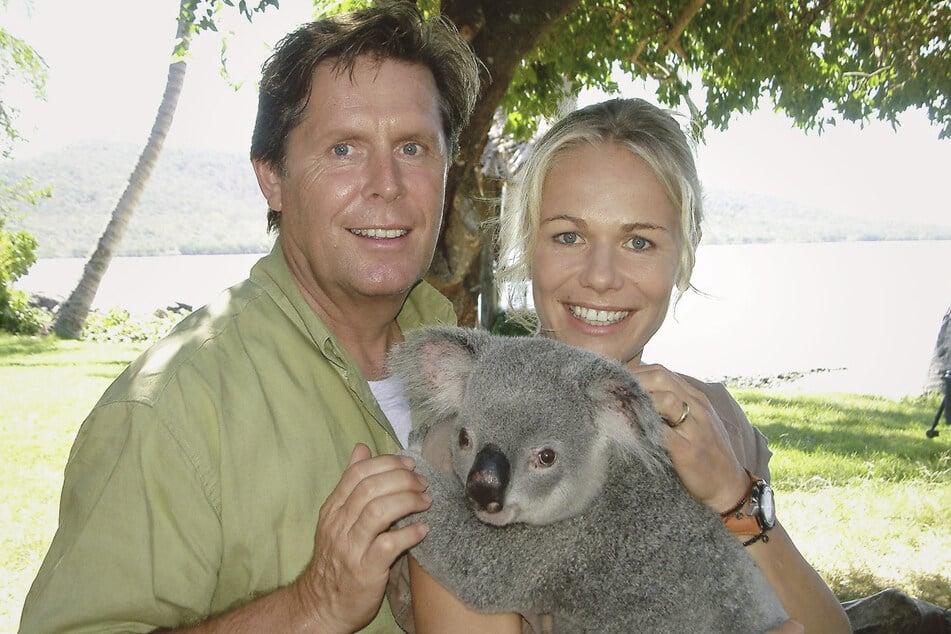 Die Biologin Anne van Gaard (Claudine Wilde, 55, rechts) weiht Jan Hansen (Sigmar Solbach, 75) in ihre Arbeit mit jungen Koalas ein.