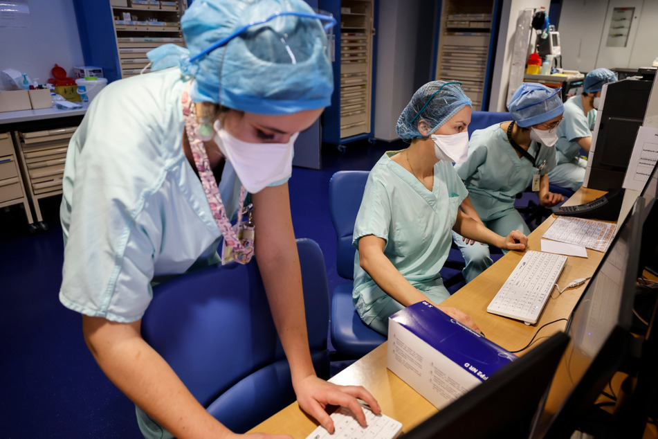 Medizinische Angestellte arbeiten auf einer Intensivstation des Universitätskrankenhauses Straßburg.