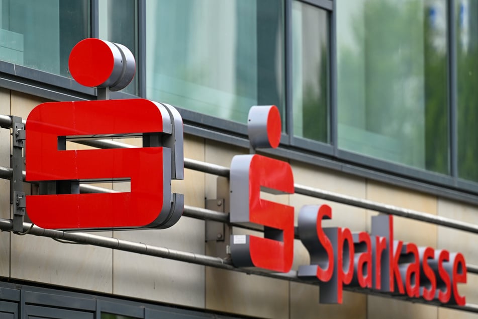 Der Unbekannte täuschte die Mitarbeiter einer Sparkasse und ergaunerte sich so 10.000 Euro. (Symbolbild)