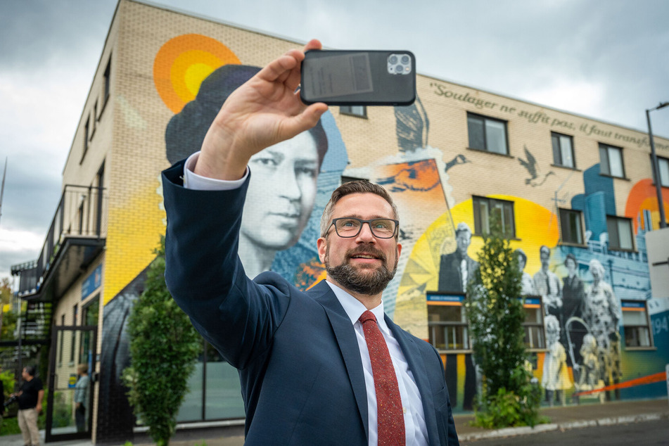 Zeit für ein Selfie beim Besuch eines Montrealer Immigrationszentrums. Der Wirtschaftsminister berichtet auf seinem Instagram-Kanal von seiner Reise.