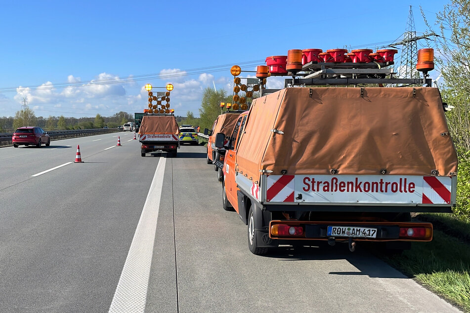 Der Hauptfahrstreifen auf der A1 Richtung Bremen ist aktuell gesperrt.