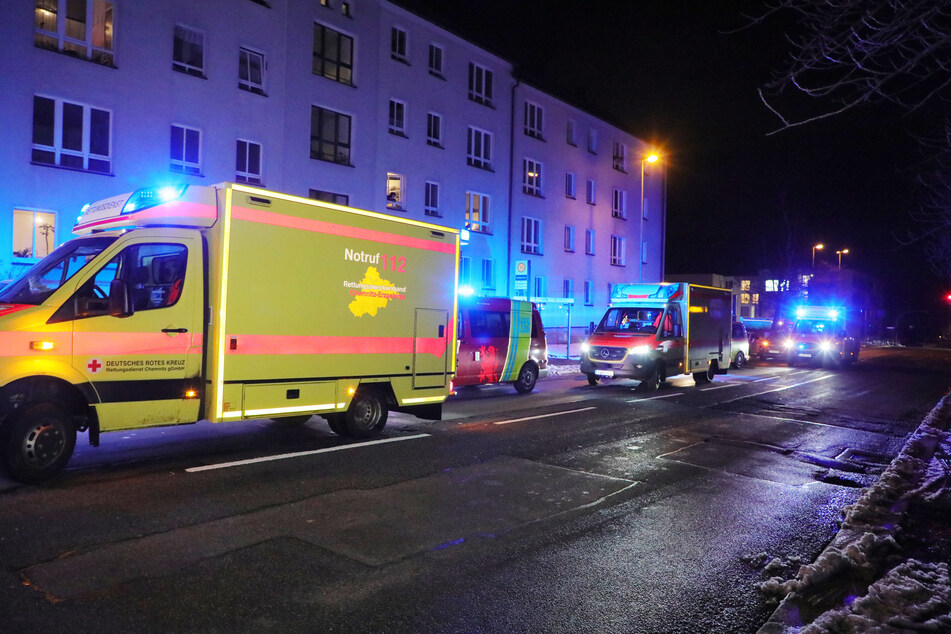 Rettungskräfte rückten am Samstagabend zur Lutherstraße in Chemnitz aus. Dort hatte ein Mann ein Feuer auf einem Balkon gelegt.