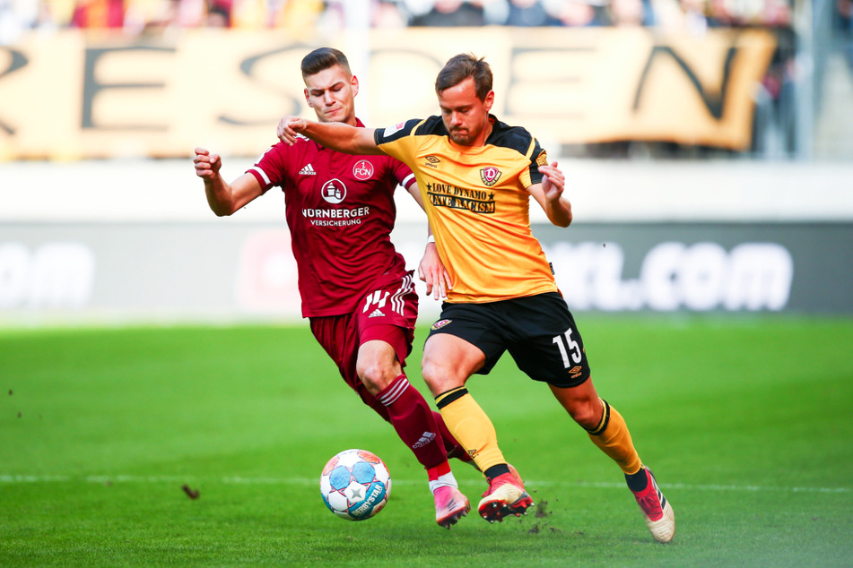 Chris Löwe (r.), hier im Duell mit Nürnbergs Torschützen Tom Krauß, war Dynamos bester Mann.