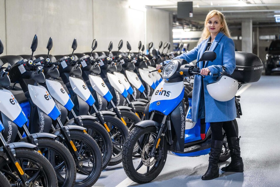 Fast geschafft: "eins"-Mitarbeiterin Juliane Unfried lagert das letzte E-Moped für die anstehende Winterpause ein.