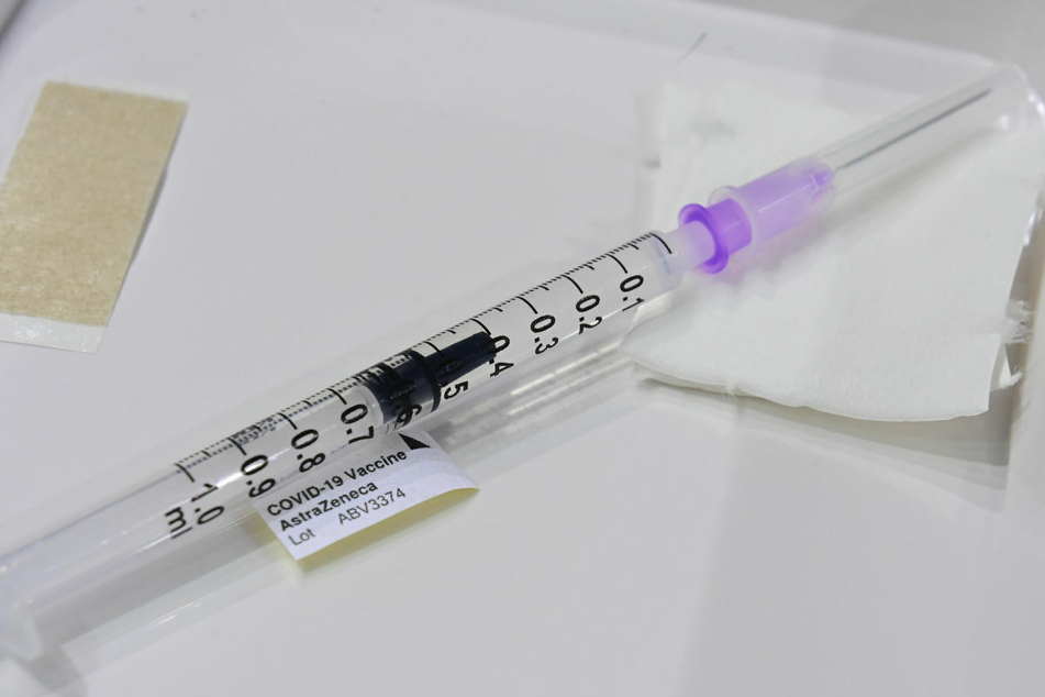 Eine Spritze zur Impfung mit dem Corona-Impfstoff von Astrazeneca liegt in einem Impfzentrum bereit. Auch chronisch Kranke zwischen 18 und 64 Jahren bekommen in Berlin eine Einladung zur Corona-Impfung von der Kassenärztlichen Vereinigung. (Symbolfoto)