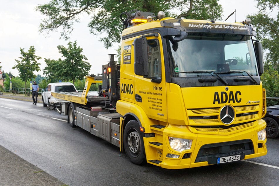 Zwei der Unfallfahrzeuge wurden abgeschleppt.