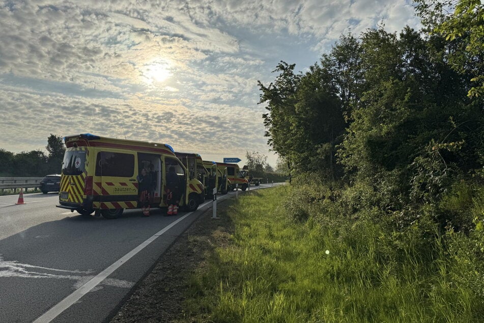 Mehrere Krankenwagen hielten sich bereit.