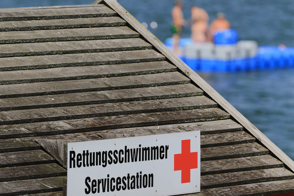 Die Deutsche Lebensrettungsgesellschaft (DLRG) rät eindringlich zum Baden an bewachten Orten. In diesem Jahr gab es schon sechs tödliche Badeunfälle in Sachsen-Anhalt. (Symbolbild)