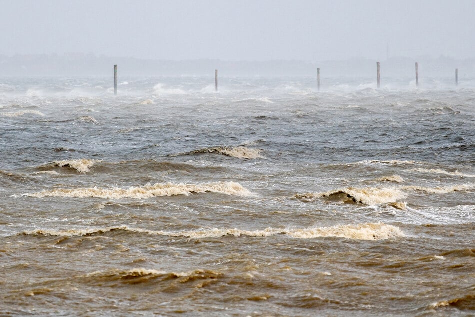 Insbesondere an der Hafeneinfahrt ist die See durch den Sturm stark aufgewühlt.