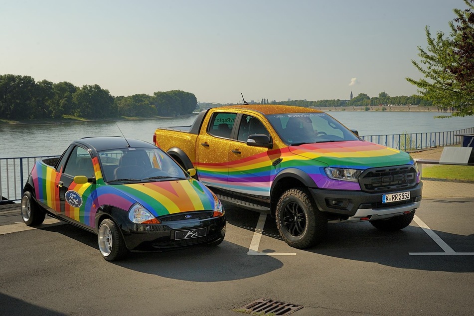 Ford präsentiert den "Very Gay Raptor" als Zeichen gegen Hasskommentare.